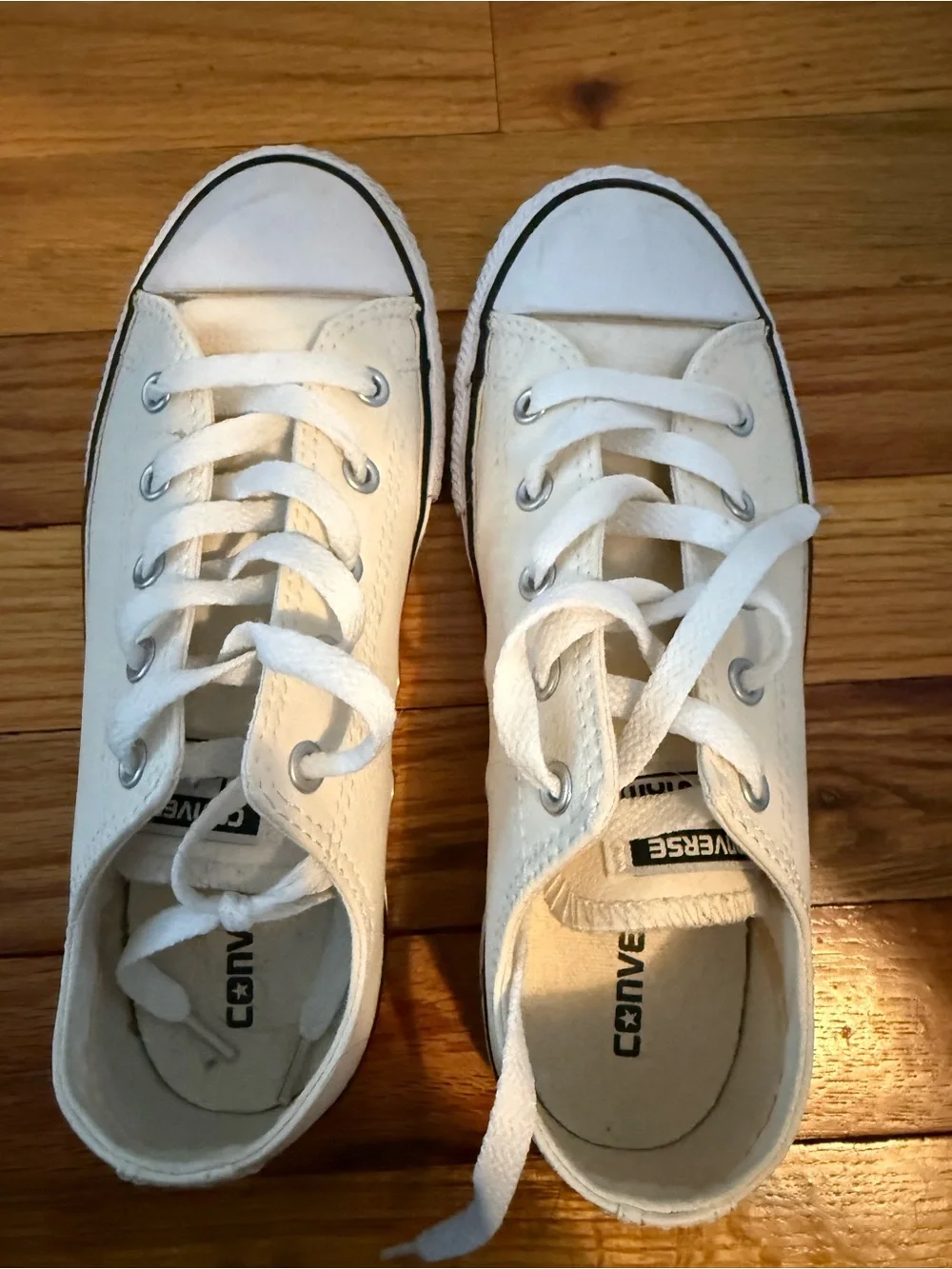 White Converse Low Top sneakers